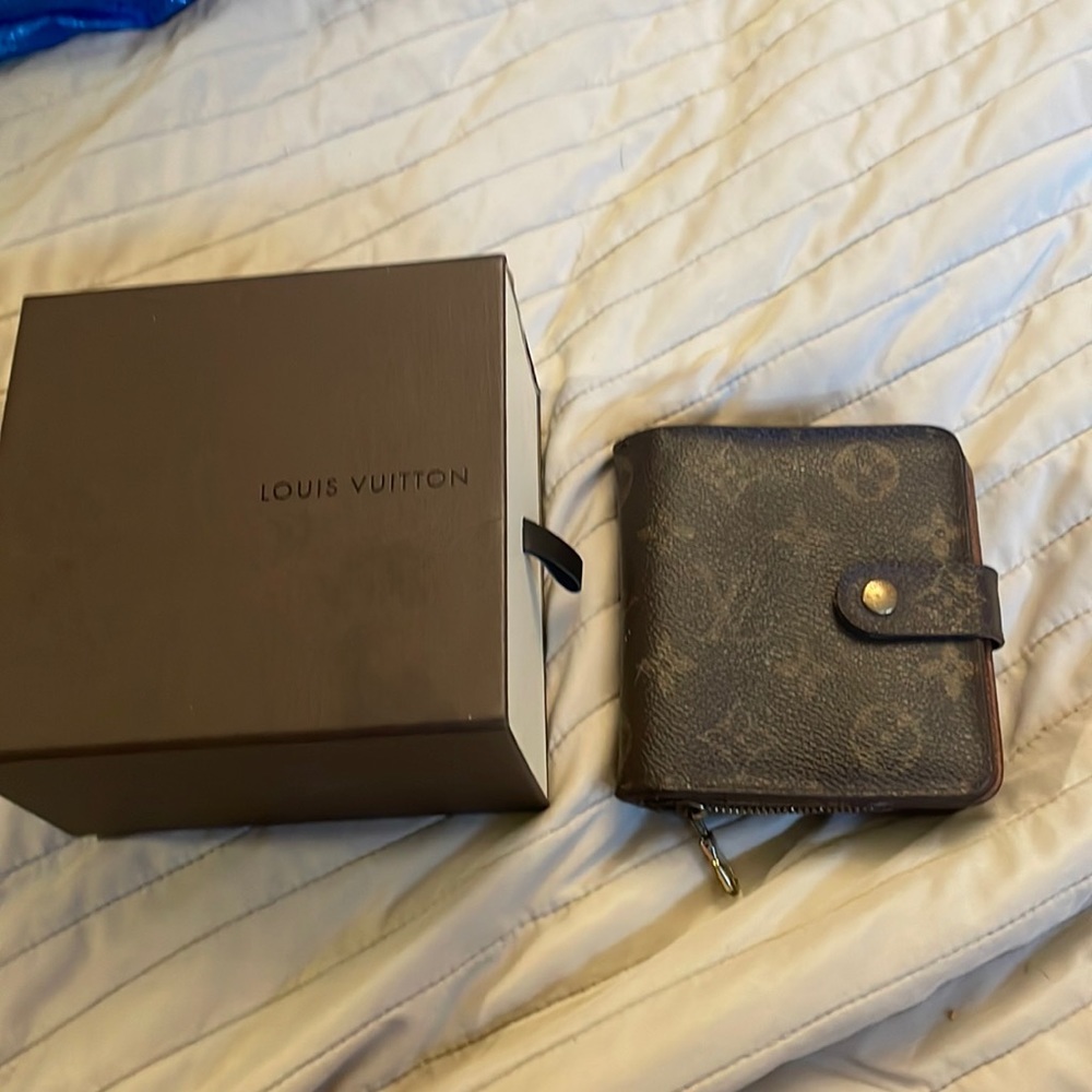 Louis Vuitton compact wallet mens/womens made in USA